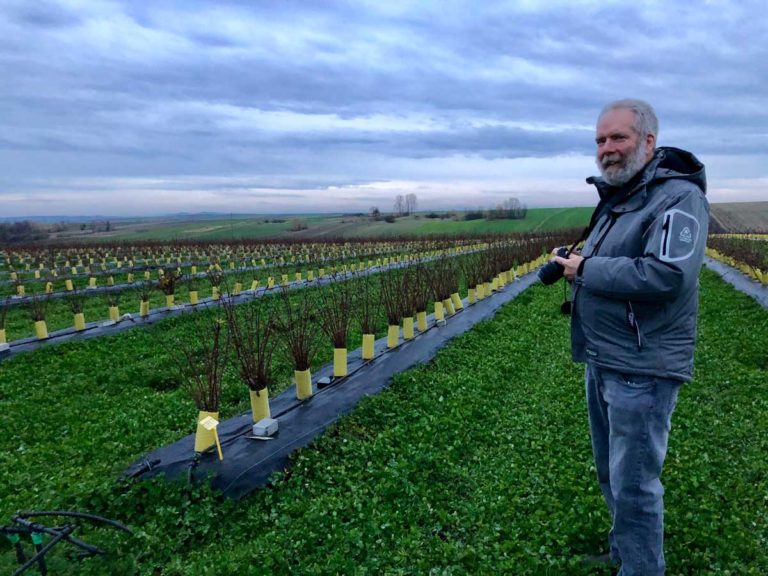 Dr Bob Bors zwiedził naszą młodą plantację jagody kamczackiej